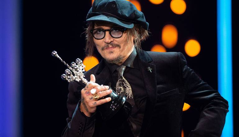 Johnny Depp detona cultura do cancelamento após receber prêmio