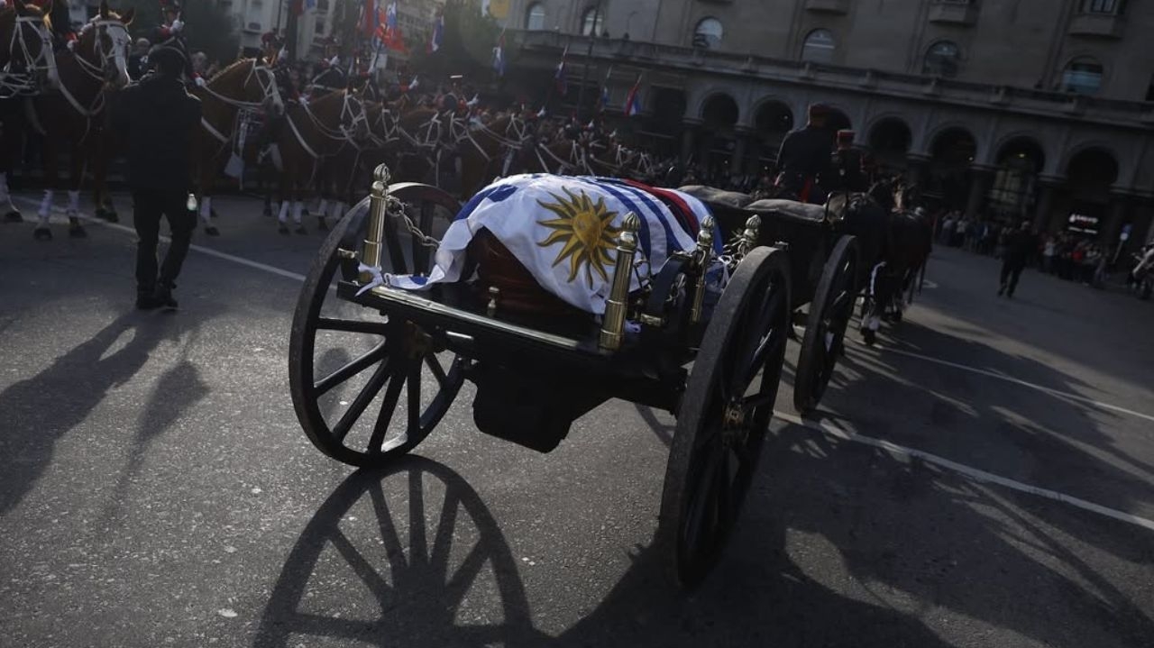 Pepe Mujica recebe homenagens em seu funeral  Lorena Bueri
