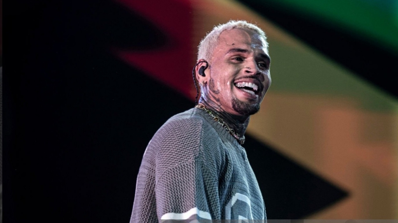 Cantor Chris Brown é preso em hotel de luxo ao agredir produtor Lorena Bueri