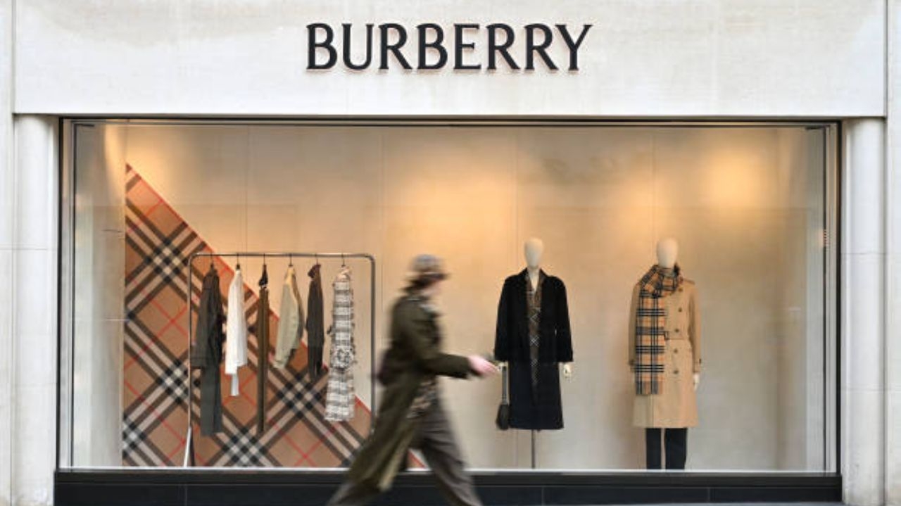 Ações de marca de luxo aumentam após anúncio de corte no orçamento  Lorena Bueri