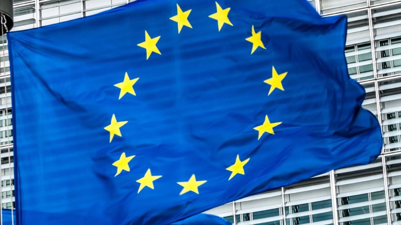 União Europeia aplica penalidades às big techs Lorena Bueri