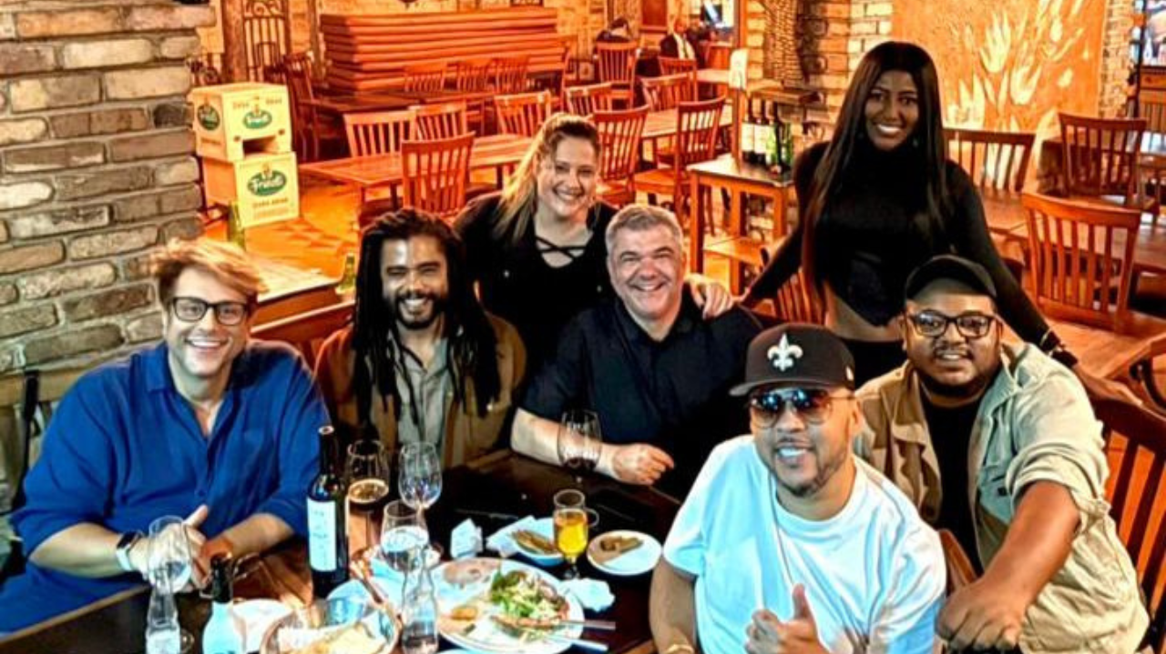 Nova música do Molejo é apresentada em primeira mão durante jantar para o ex-bbb Diogo e Leo Reis Lorena Bueri