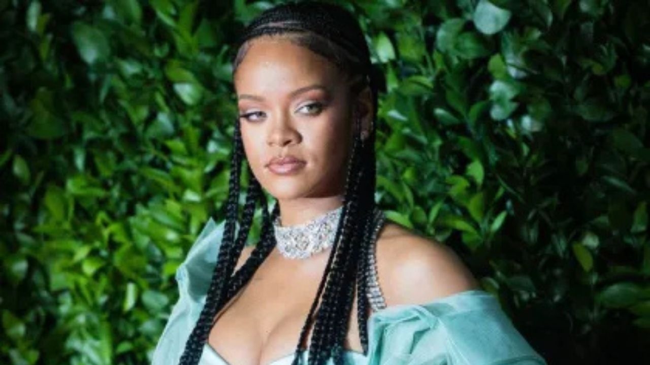 Smurfette tem nova voz: Rihanna retorna à música com 'Friend Of Mine' Lorena Bueri