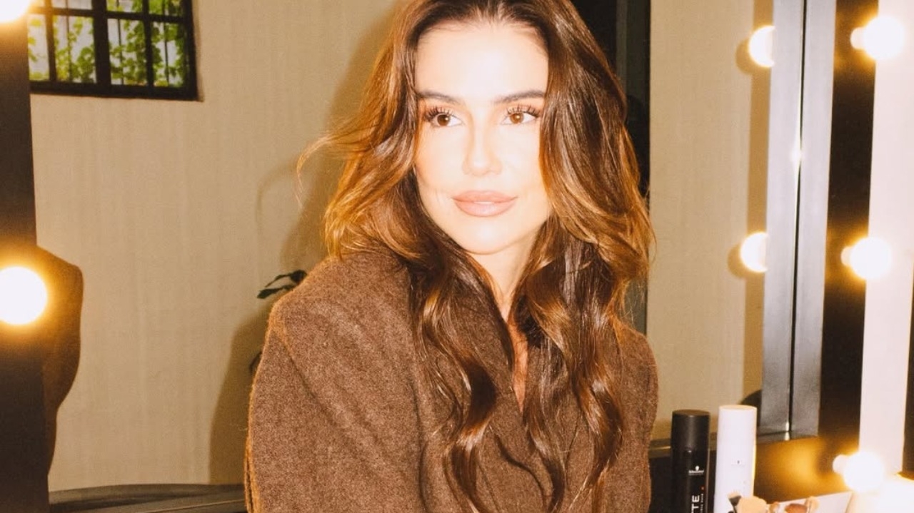 Deborah Secco exibe visual renovado após realizar transplante de sobrancelhas Lorena Bueri