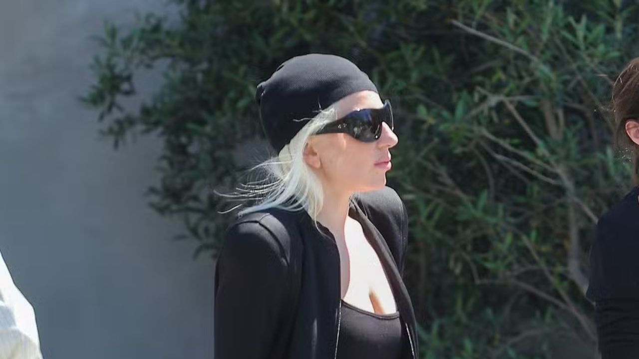 Primeira aparição: Lady Gaga é vista em público após ameaça de bomba em show no Rio Lorena Bueri
