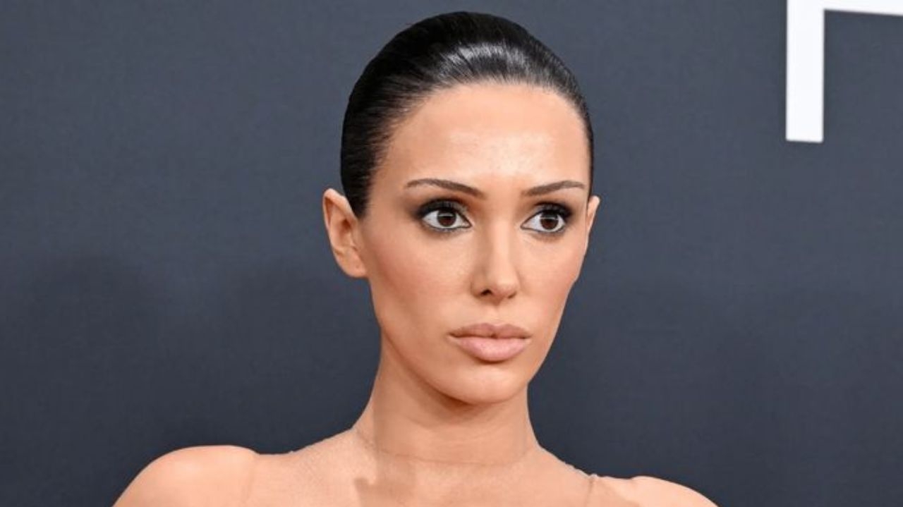 Bianca Censori deixa seios à mostra durante passeio com Kanye West na Espanha Lorena Bueri