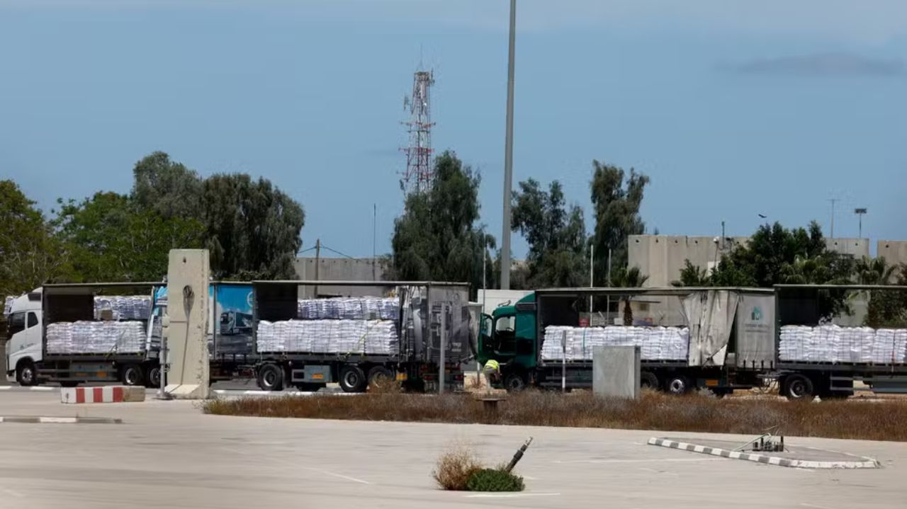 Israel autoriza a entrada de 100 caminhões com ajuda humanitária em Gaza Lorena Bueri
