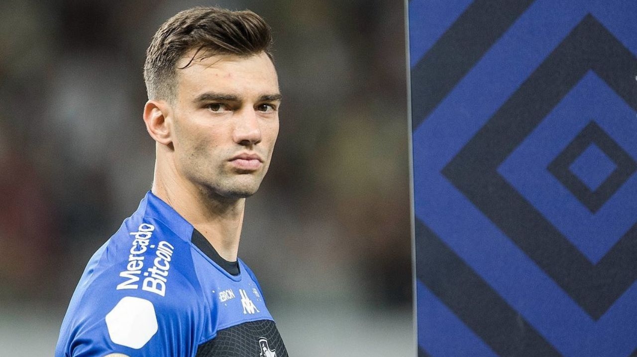 Léo Jardim é exaltado como 'goleiro de Seleção' por Diniz e vascaínos Lorena Bueri