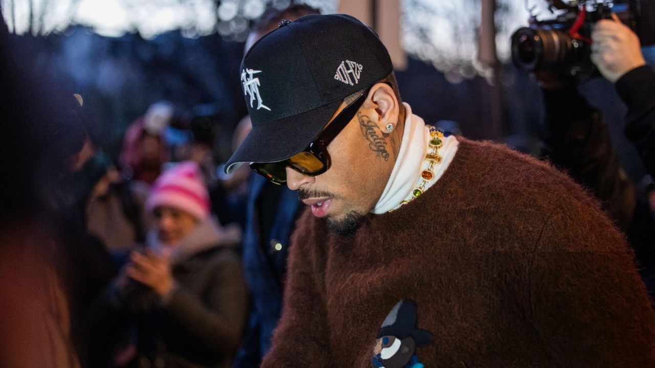 Chris Brown é liberado após pagar fiança por acusação de agressão Lorena Bueri