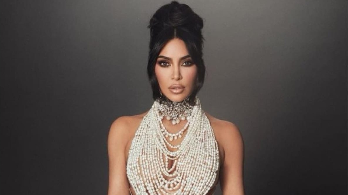 Kim Kardashian se forma em direito e celebra conquista  Lorena Bueri
