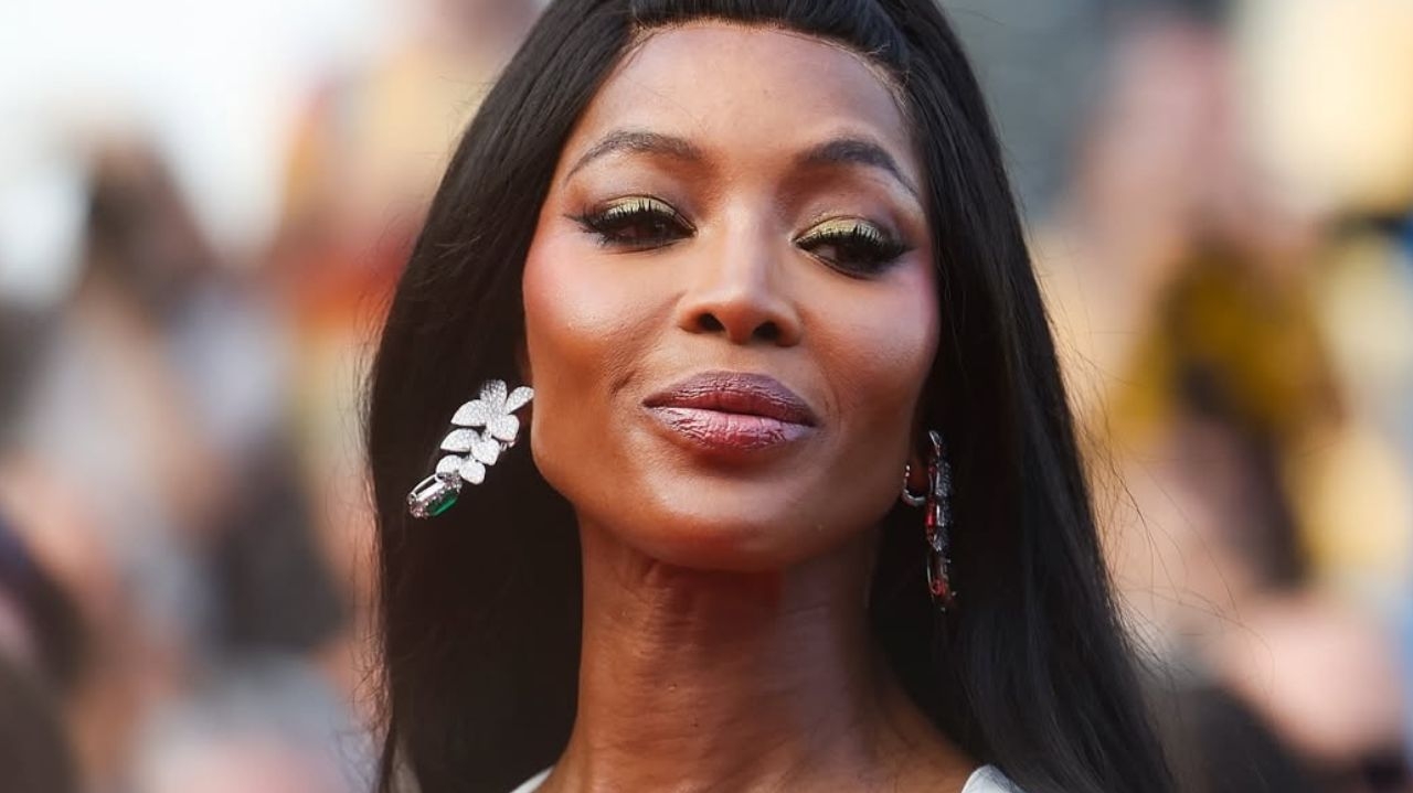 Naomi Campbell surge de branco no tapete vermelho de Cannes Lorena Bueri