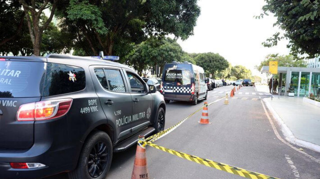 Homem é preso após suspeita de bomba em frente a Ministério em Brasília Lorena Bueri