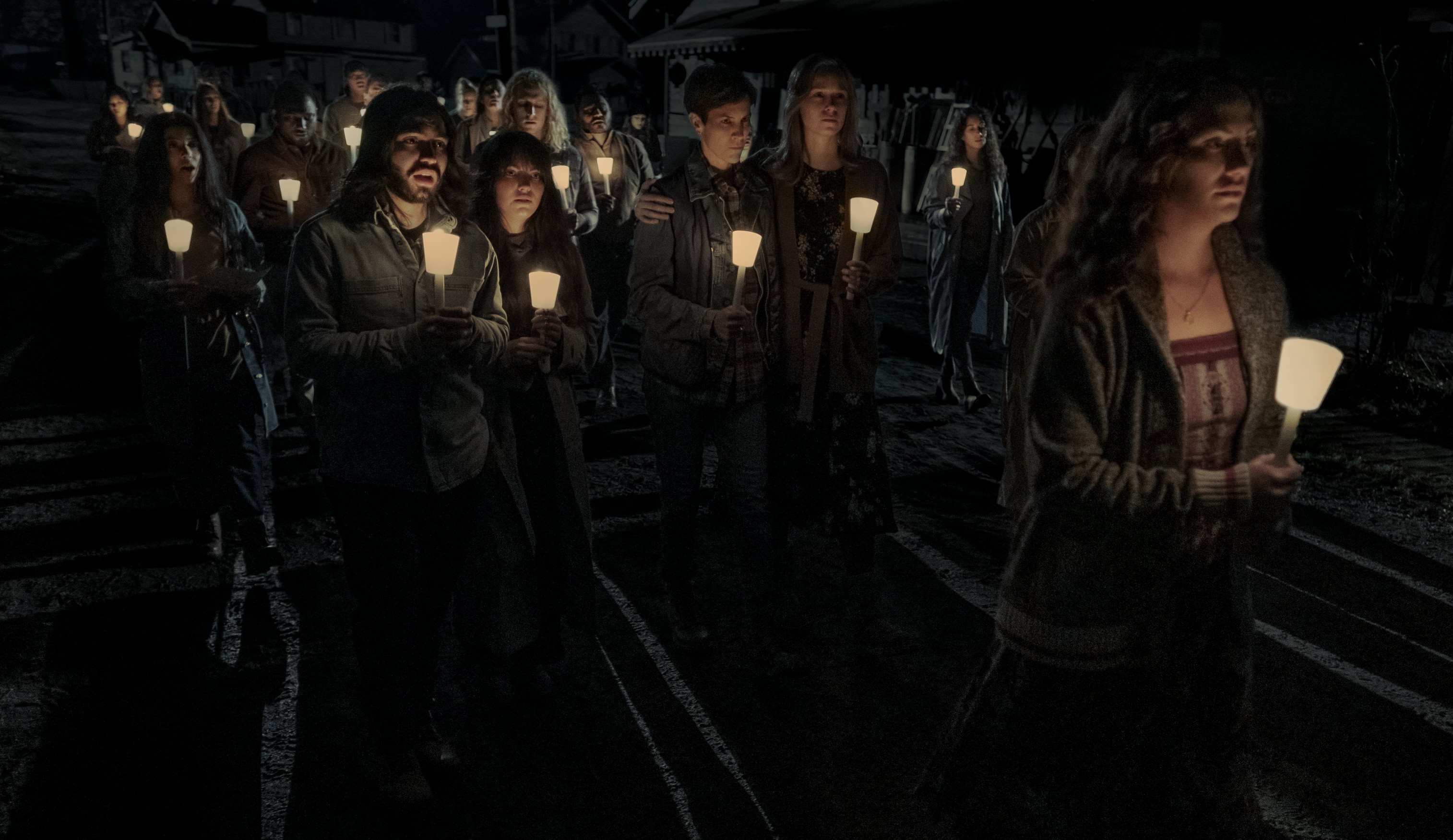 'Missa da Meia-Noite' estreia na Netflix com elogios e comparações a Stephen King Lorena Bueri