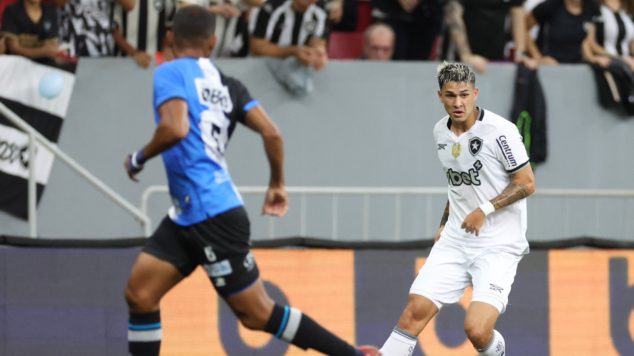 Reservas do Botafogo jogam mal e perdem para o Capital  Lorena Bueri