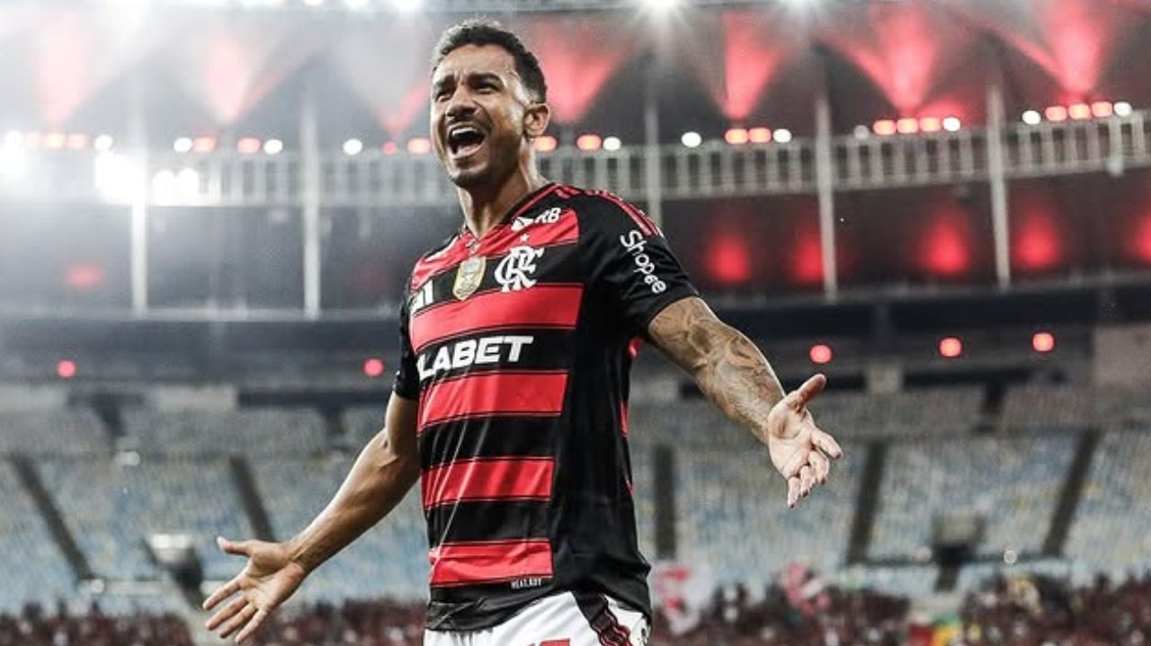 Danilo comenta sobre jogar em gramado sintético pela primeira vez Lorena Bueri