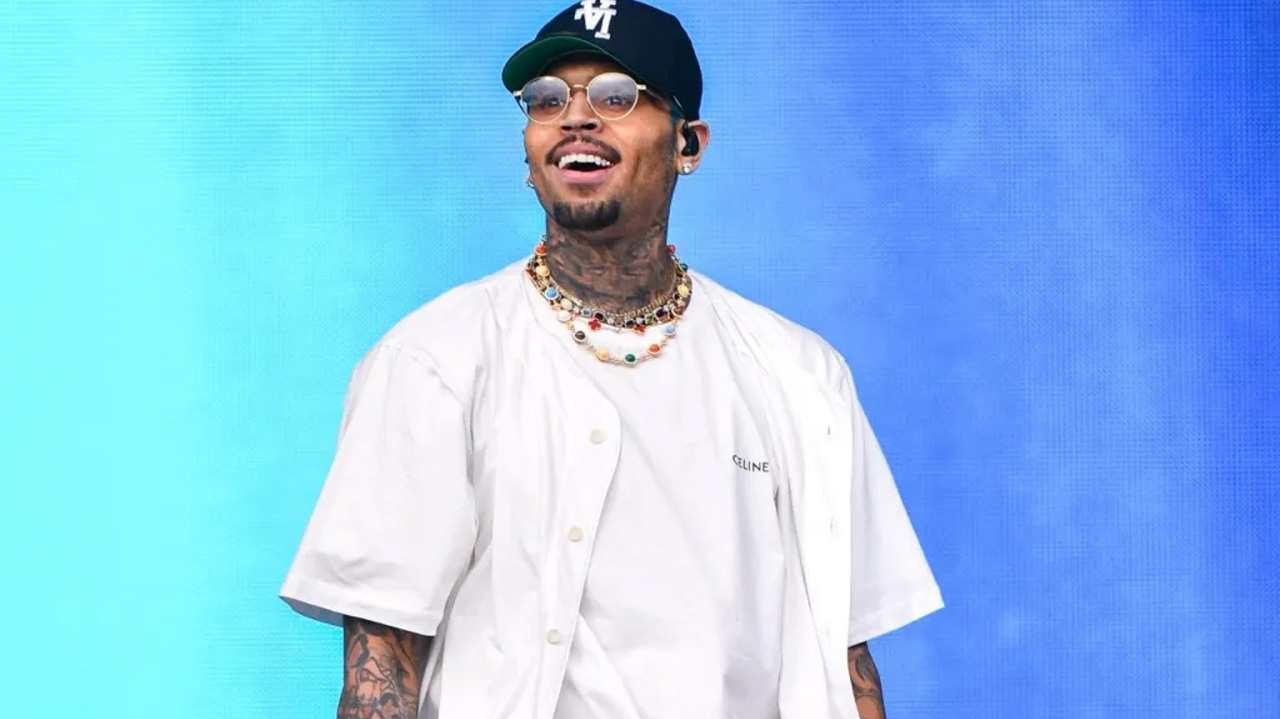 Chris Brown paga fiança de R$ 38 milhões e é liberado para retomar turnê Lorena Bueri