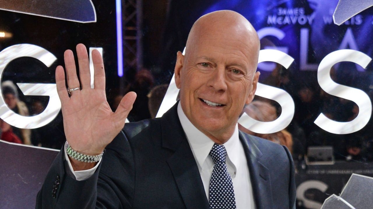 Bruce Willis é visto em rara aparição após diagnóstico de demência Lorena Bueri