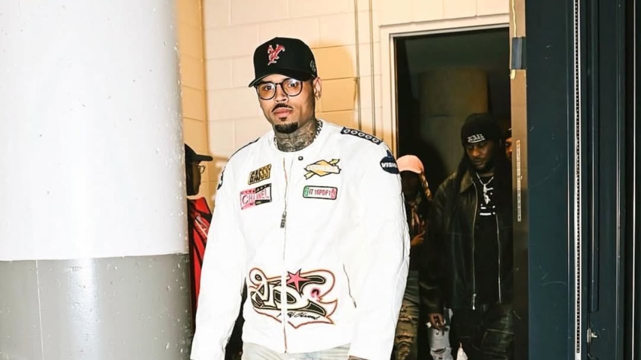 Justin Bieber declara apoio a Chris Brown após o mesmo deixar a prisão Lorena Bueri