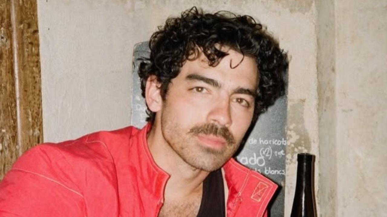 Joe Jonas fala sobre fase “assustadora e intimidadora” após divórcio de Sophie Turner Lorena Bueri