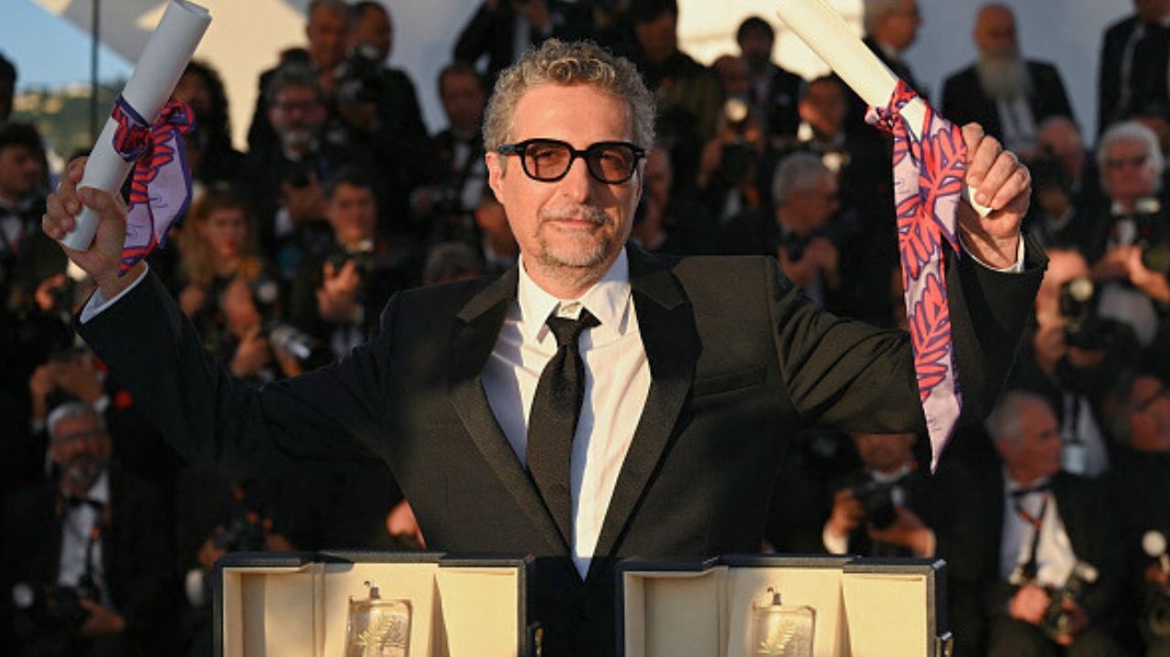 “O Agente Secreto”: Kleber Mendonça Filho vence Melhor Direção no Festival de Cannes Lorena Bueri