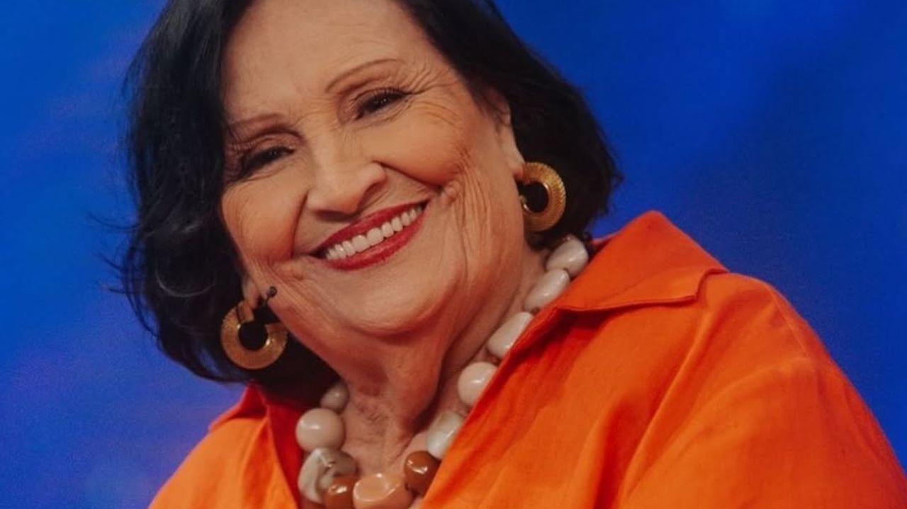 Dona Déa, mãe de Paulo Gustavo, faz rara aparição ao lado dos netos Lorena Bueri