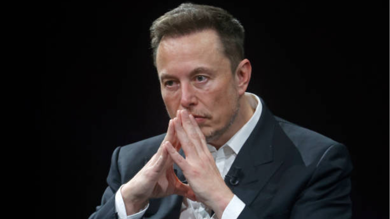 Elon Musk intensifica jornada de trabalho em meio a desafios financeiros Lorena Bueri