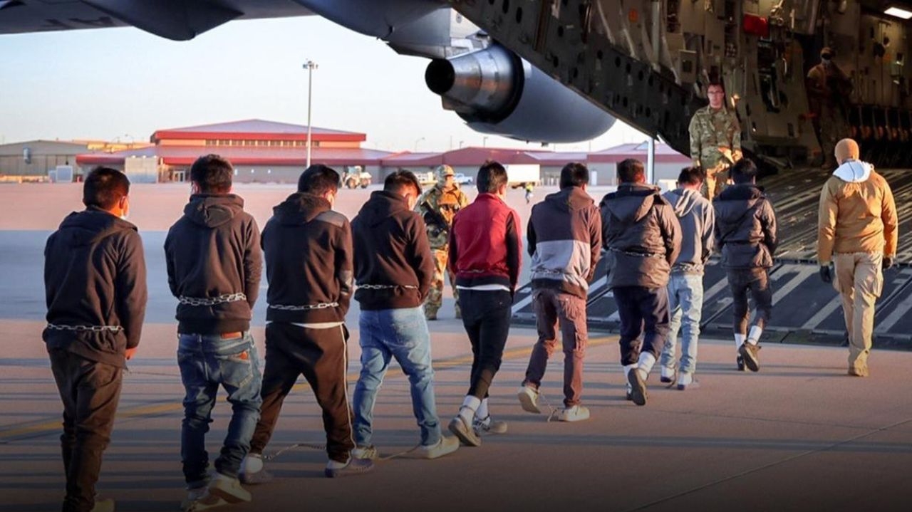 Novo grupo com 103 deportados por Trump chegam ao Brasil Lorena Bueri
