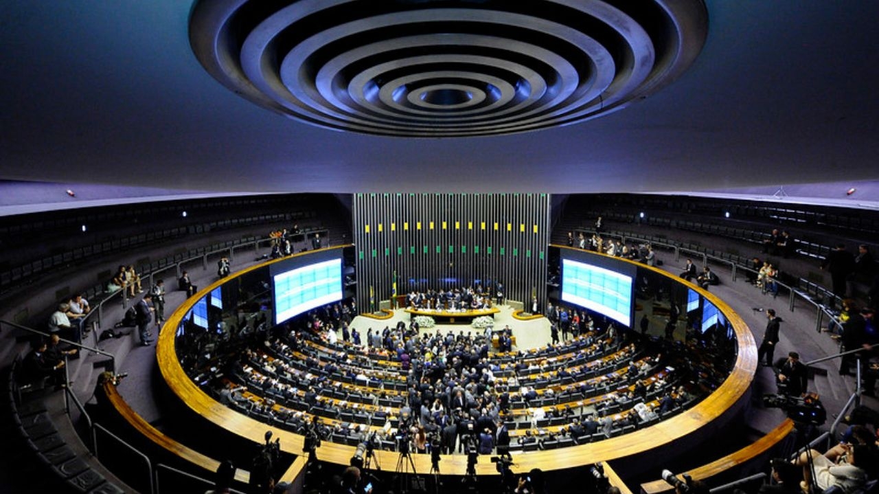 Câmara dos Deputados acelera tramitação de projeto que equipara crime organizado ao terrorismo Lorena Bueri