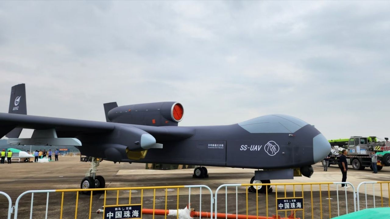 China apresenta aeronave militar capaz de transportar grandes cargas de munições e drones Lorena Bueri