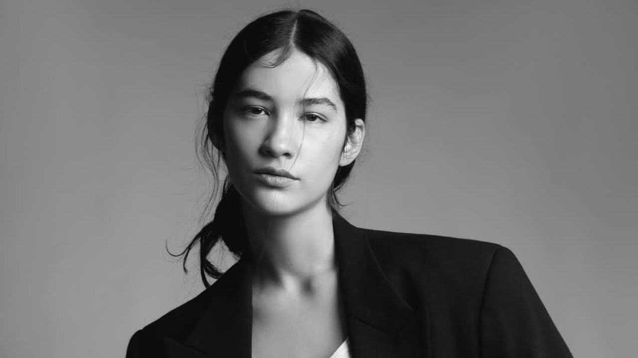 Nova aposta da moda: modelo brasileira revelada aos 16 anos estrela campanha da Rabanne que celebra o funk das favelas Lorena Bueri