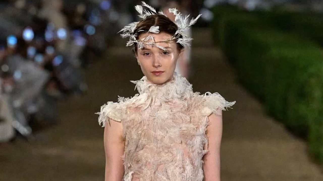 Desfile da Dior apresenta nobreza em penteados e maquiagens Lorena Bueri