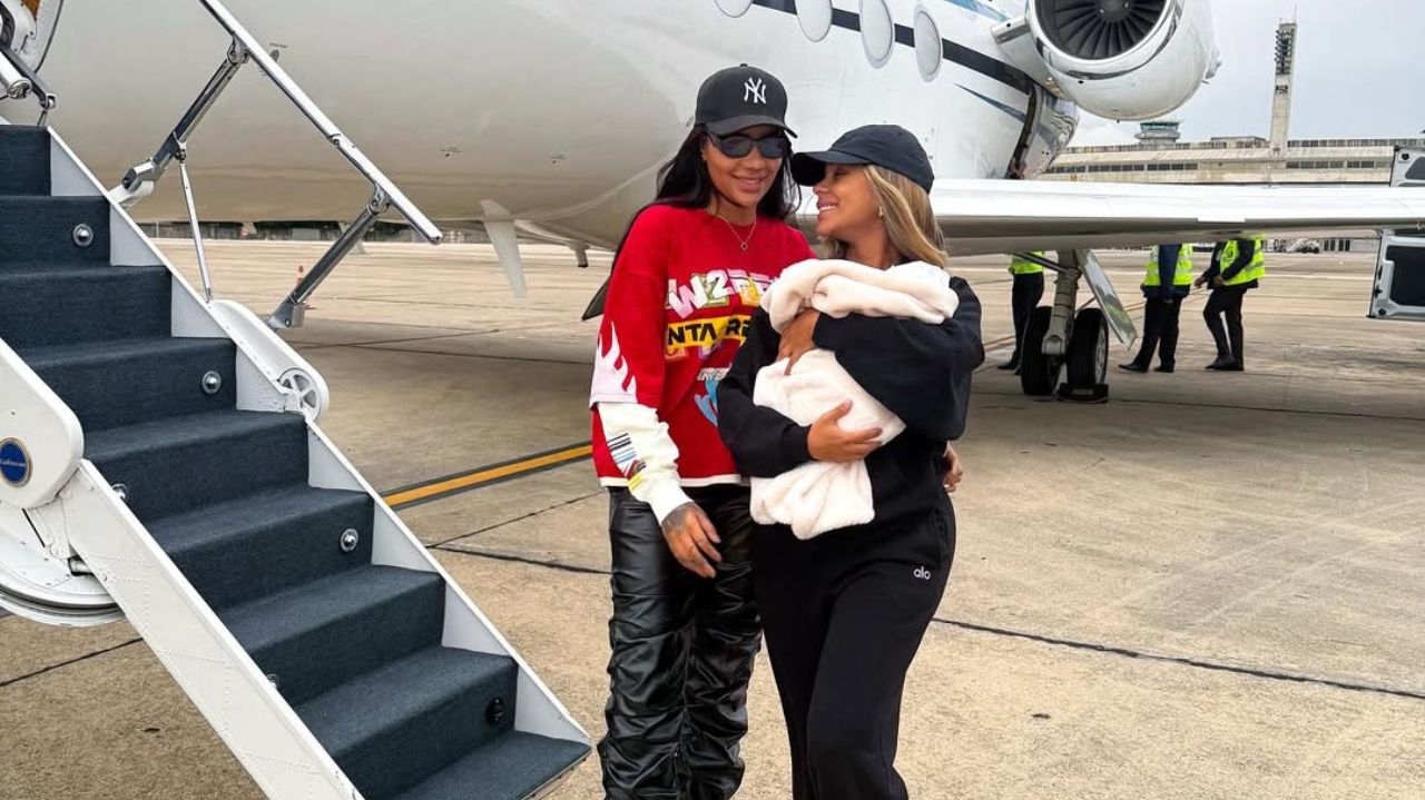 Ludmilla, Brunna e filha Zuri desembarcam no Brasil Lorena Bueri