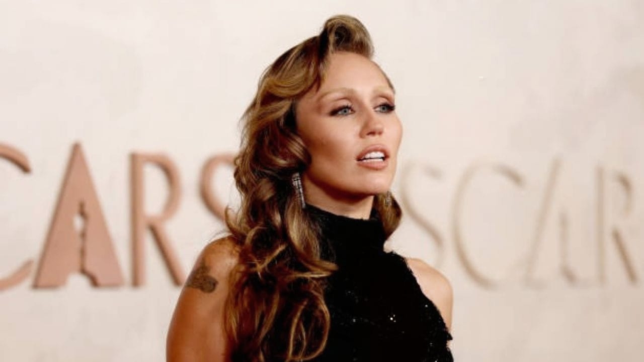 Miley Cyrus comenta pela primeira vez sobre polêmica familiar e expõe sentimentos Lorena Bueri