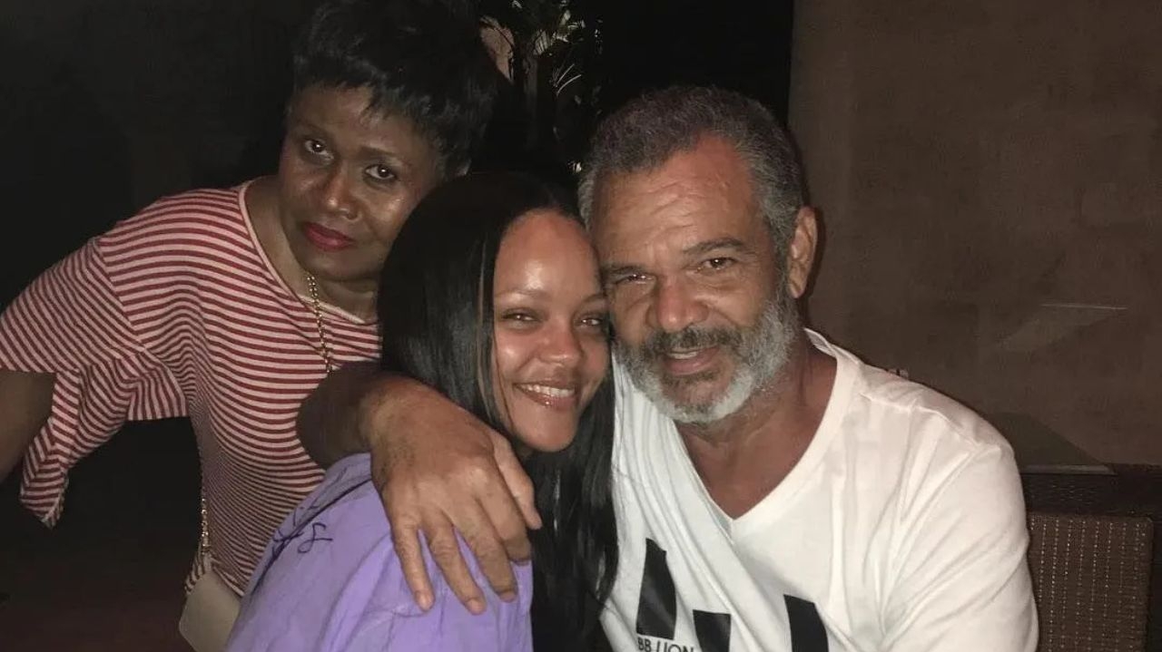 Morre Ronald Fenty, pai da cantora Rihanna, aos 70 anos  Lorena Bueri