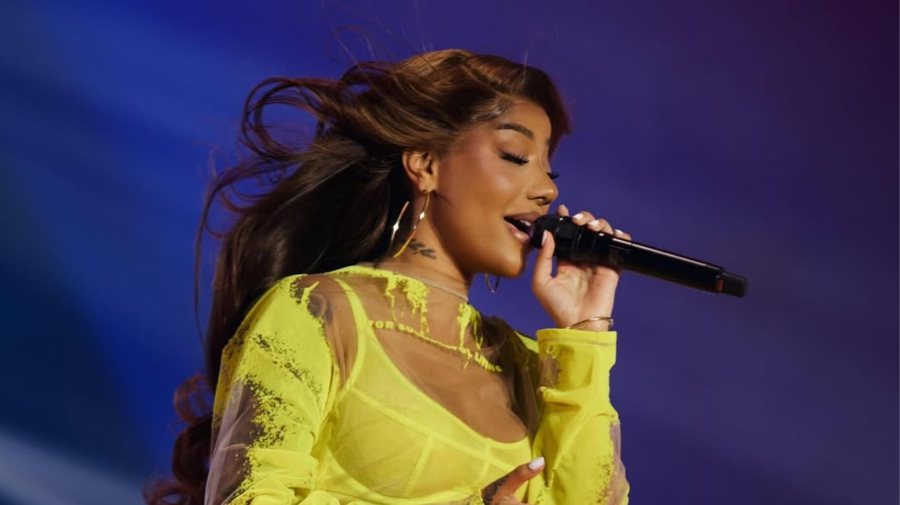 Ludmilla emociona em 1º show pós-maternidade com estreia da música “Paraíso” Lorena Bueri