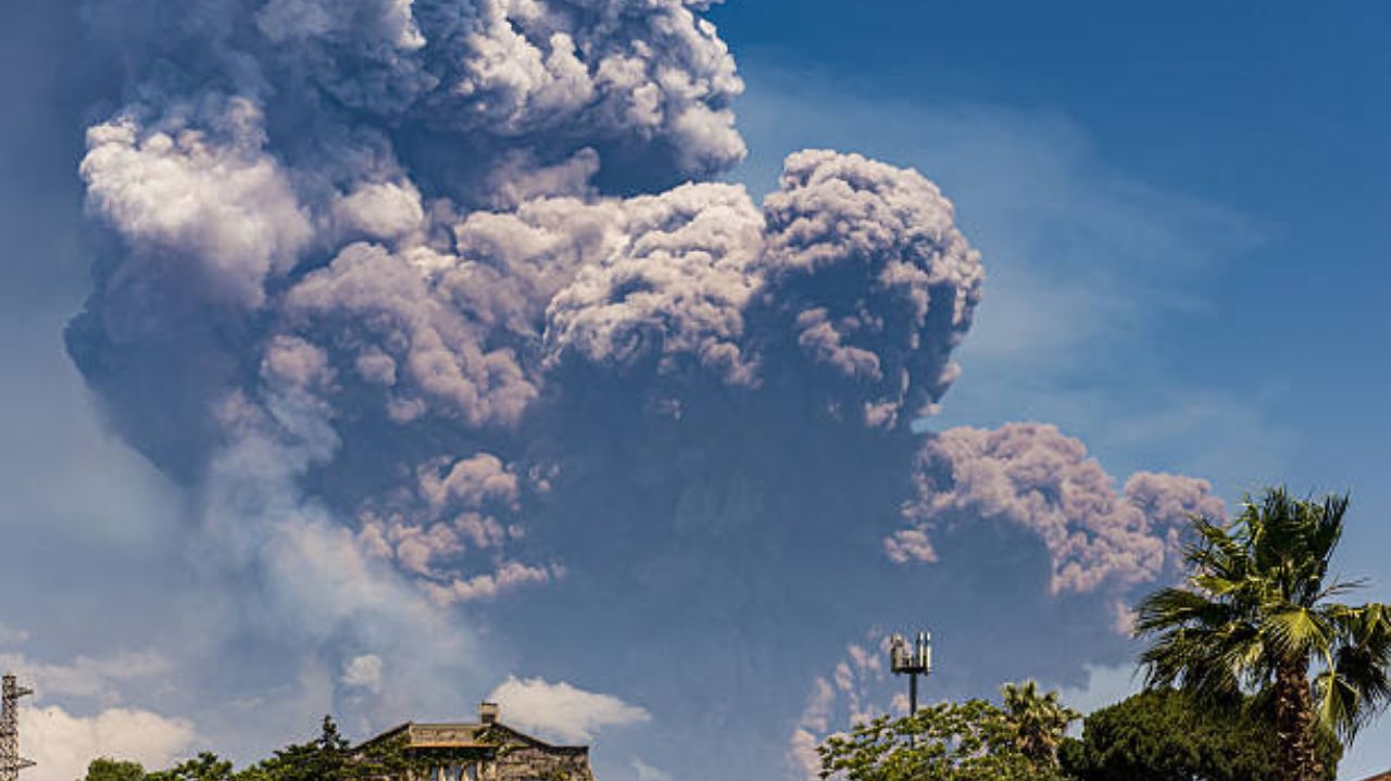 Erupção do vulcão Etna na Itália provoca evacuação de turistas próximos à cratera Lorena Bueri