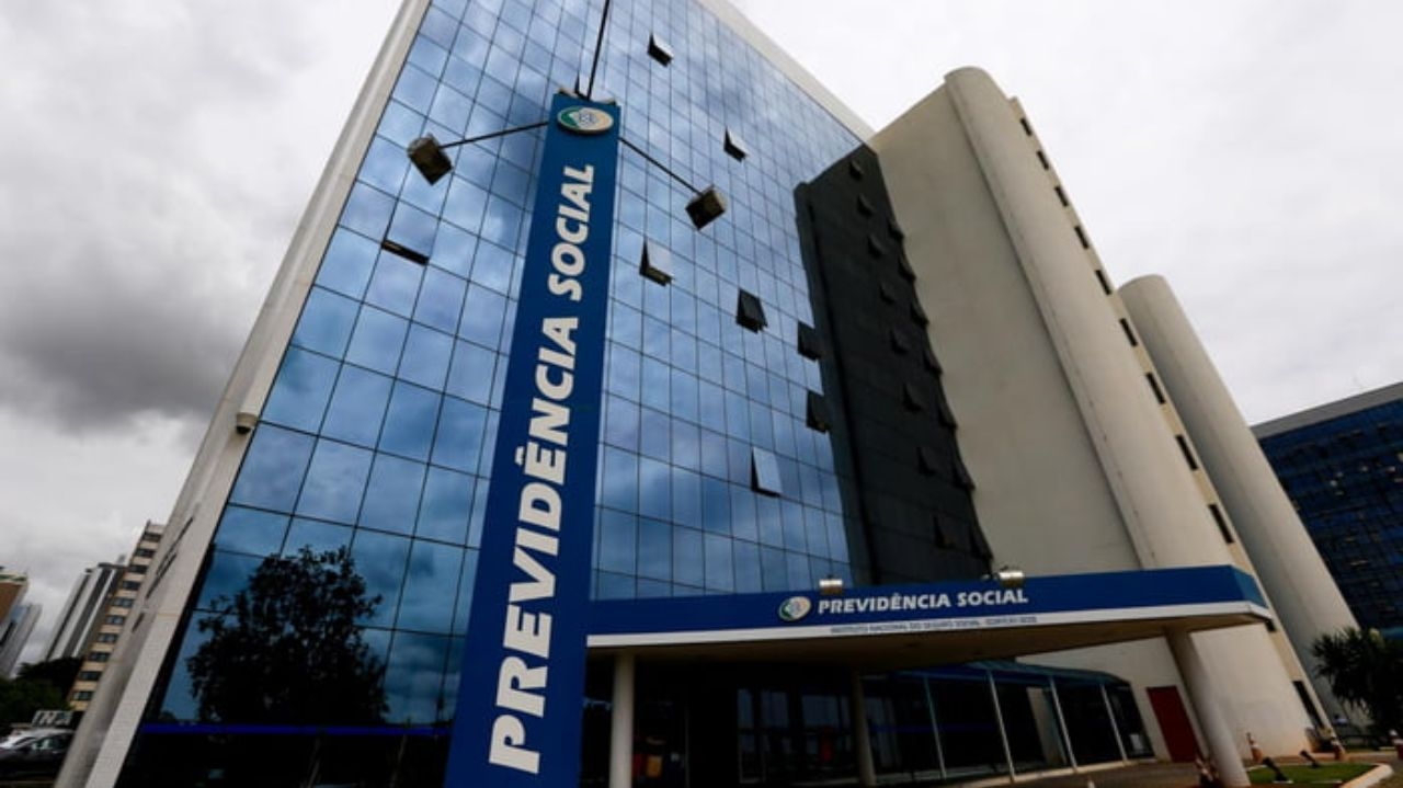 Justiça Federal bloqueia R$ 23,8 milhões de investigados por fraudes no INSS Lorena Bueri
