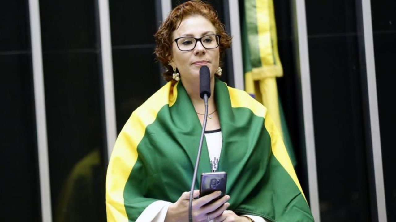 Carla Zambelli deixa o Brasil e anuncia pedido de licença do mandato parlamentar Lorena Bueri