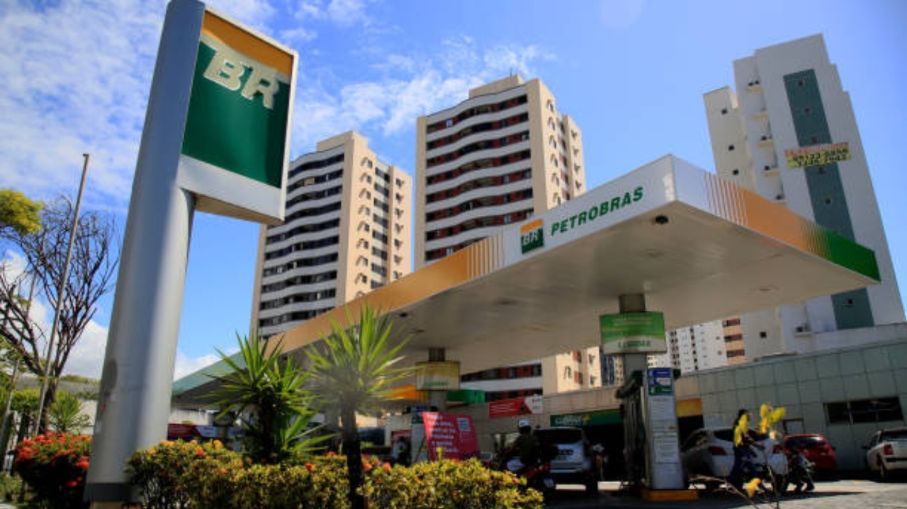 Petrobras anuncia corte de mais de 5% no preço da gasolina para distribuidoras Lorena Bueri