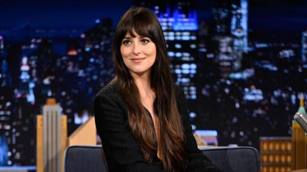 Dakota Johnson inspira com look all black perfeito para o inverno Lorena Bueri