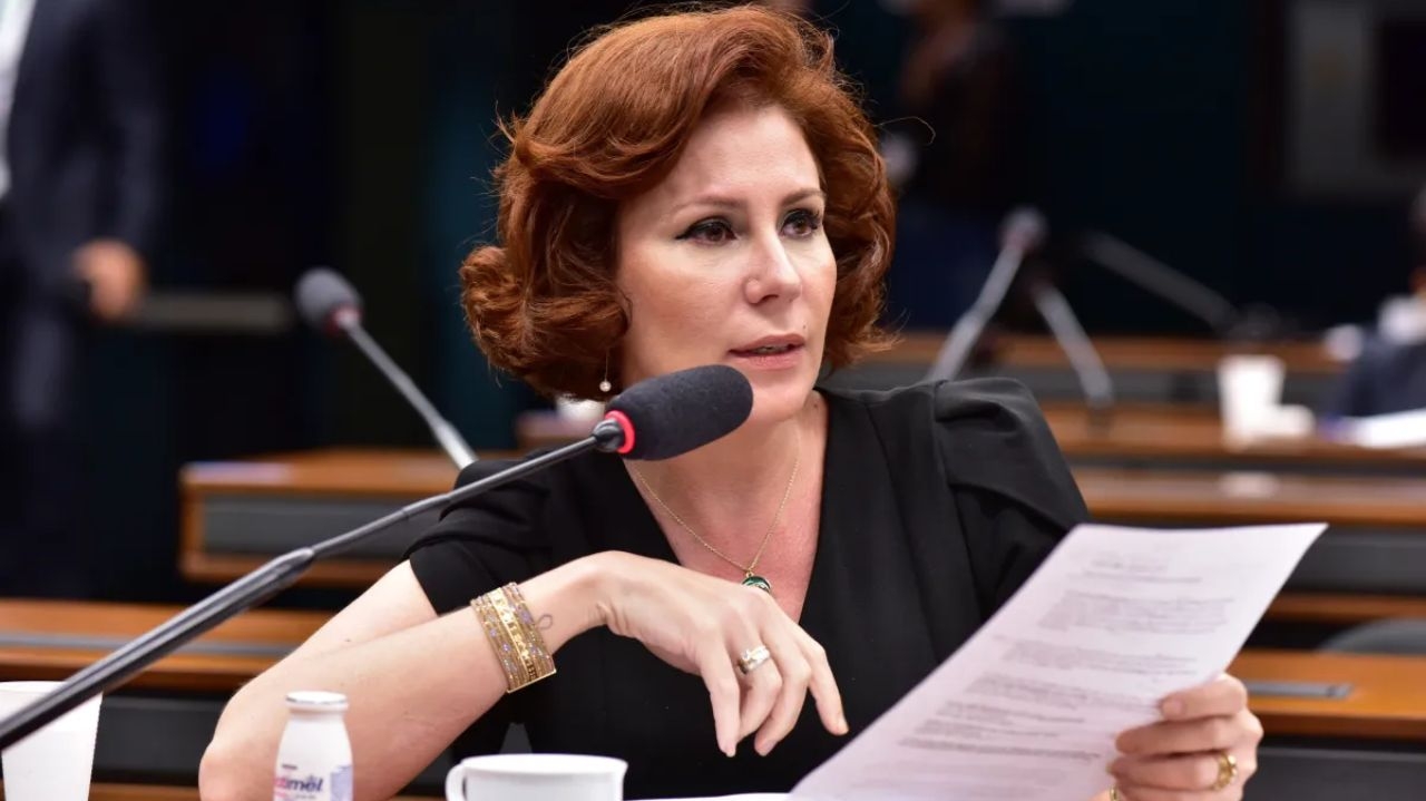PGR aciona Interpol para incluir Carla Zambelli na lista de procurados Lorena Bueri