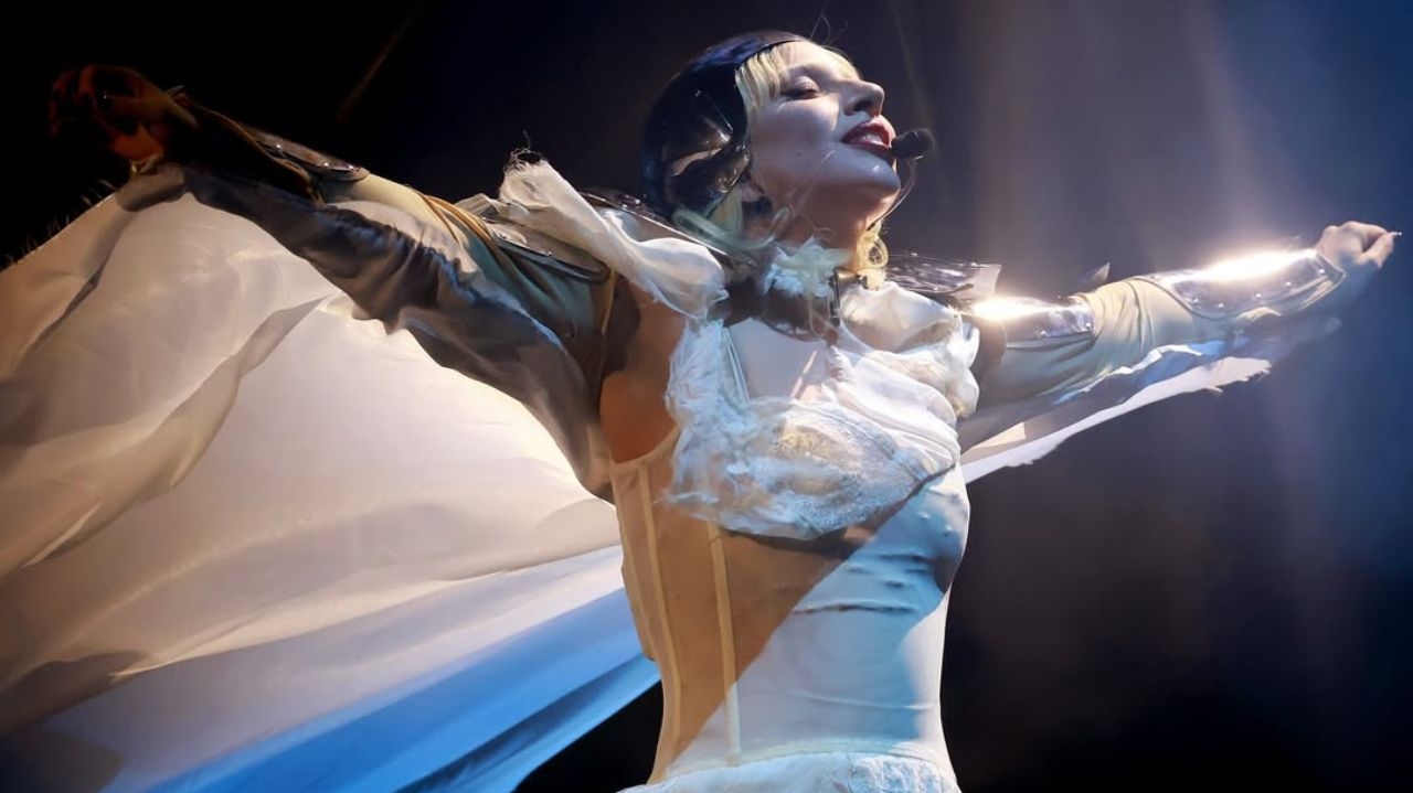 Lady Gaga acumula recordes e prêmios um mês após show em Copacabana Lorena Bueri