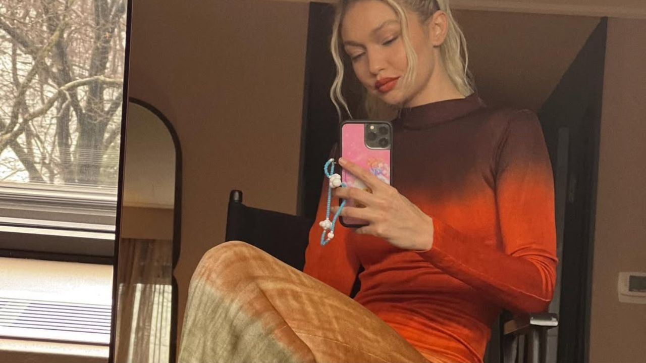 Gigi Hadid aposta no tênis amarelo e lança tendência que já domina o street style Lorena Bueri