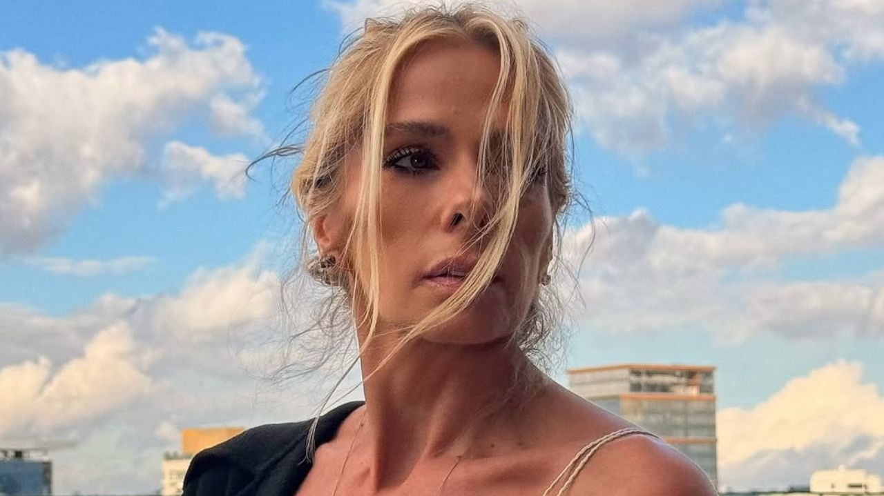 Adriane Galisteu faz topless em vila que vivia com Ayrton Senna: 'o tempo desacelera' Lorena Bueri