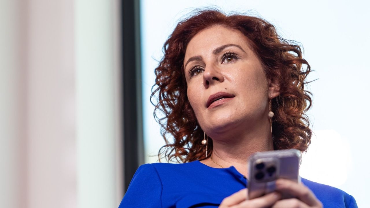 STF suspende redes sociais de Carla Zambelli e familiares após pedido de prisão Lorena Bueri
