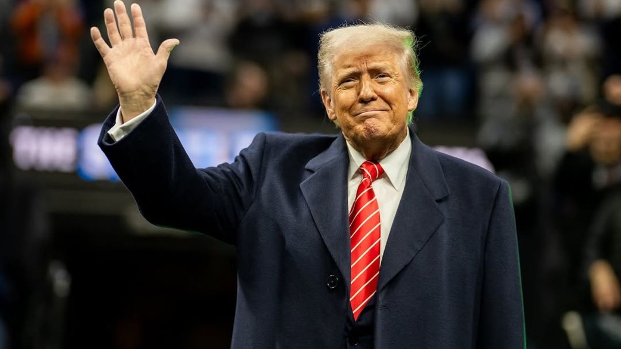 Donald Trump impede Harvard de admitir estudantes estrangeiros  Lorena Bueri