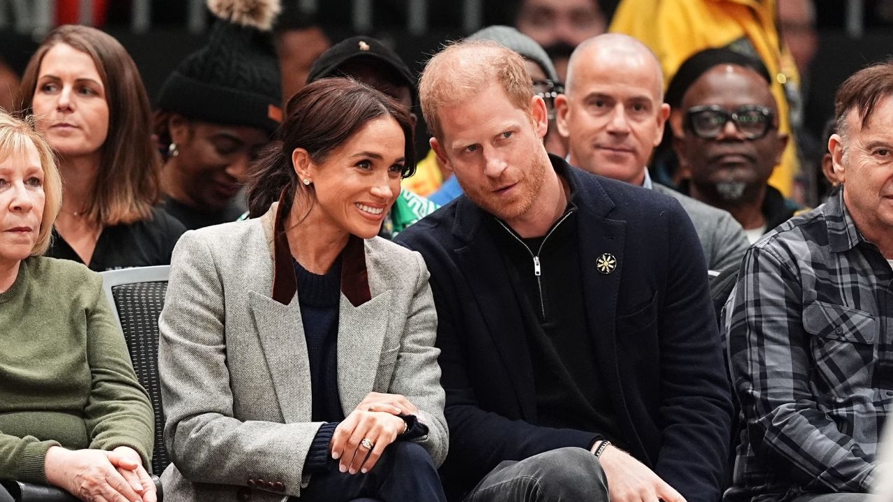 Harry e Meghan consideraram alterar seus sobrenomes após atrasos com passaportes  Lorena Bueri