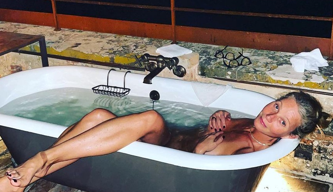 No seu aniversário, Gwyneth compartilha foto nua na banheira