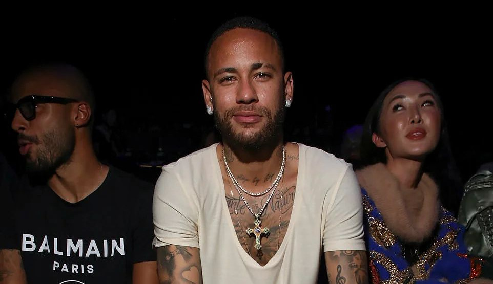 No Paris Fashion Week, Neymar aparece ao lado de amigos e Vinicius Martinez