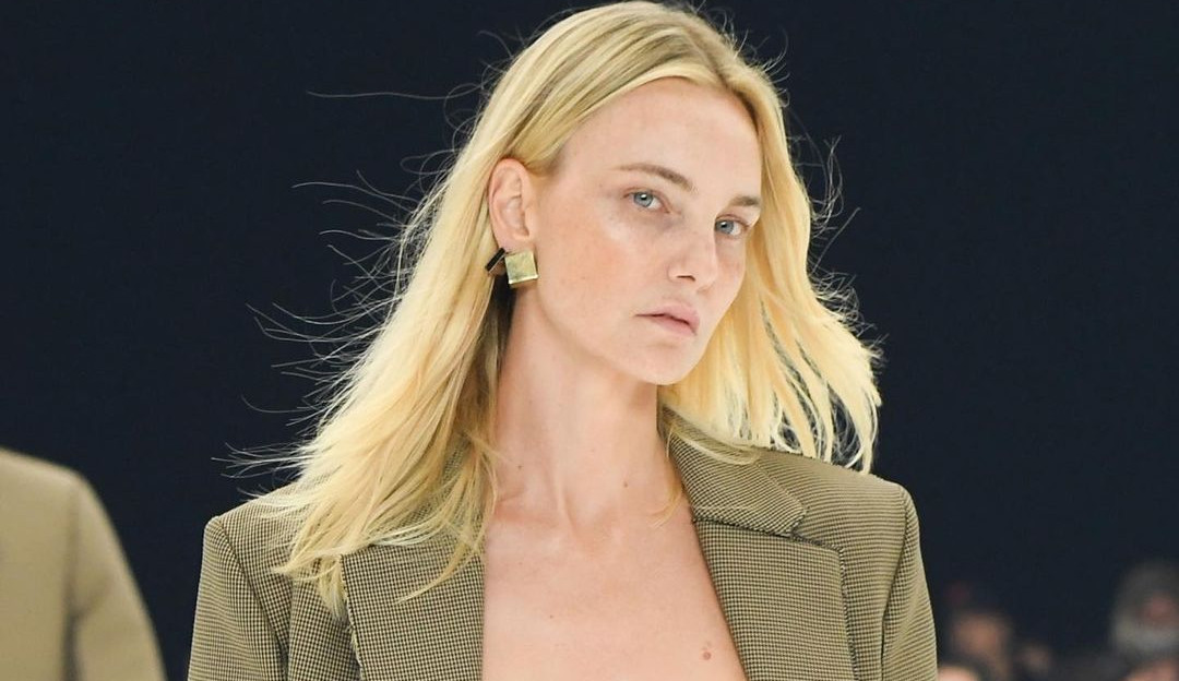 Carol Trentini desfila com exclusividade para Givenchy em Paris